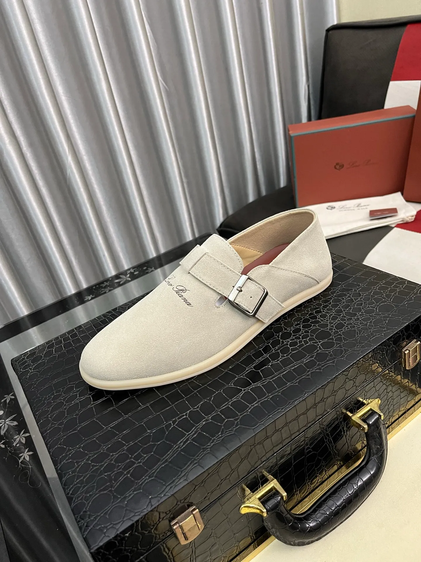 Men's men's shoes 💰458⌚️⌚️ Loro Piana's classic hot model lp top version of Pili casual shoes. It turns out that these are the casual shoes that are said to be able to walk 20,000 steps without getting tired. This pair has both good looks and feel. You will be completely lost as soon as you put it on. The minimalist design is eye-catching and durable, and it is a bonus for dressing. The soft feeling on the feet has outstanding texture, and it is very nice without abrasion on the feet. The soft and waxy soles make it easy to wear for daily use for a long time. Who can resist a pair of versatile and good-looking loafers? Don't be too elegant at all, the feel and texture of the feet are good, the key is to make the legs look longer and not tire the feet, the main thing is that it is just right!        Material: Original cowhide Lining: Original sheepskin Outsole: Original sole Size: 38-44